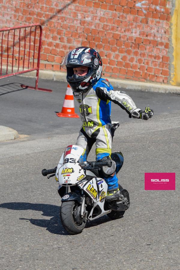 Exhibición del moto club Dara con los más pequeños de Pantoja