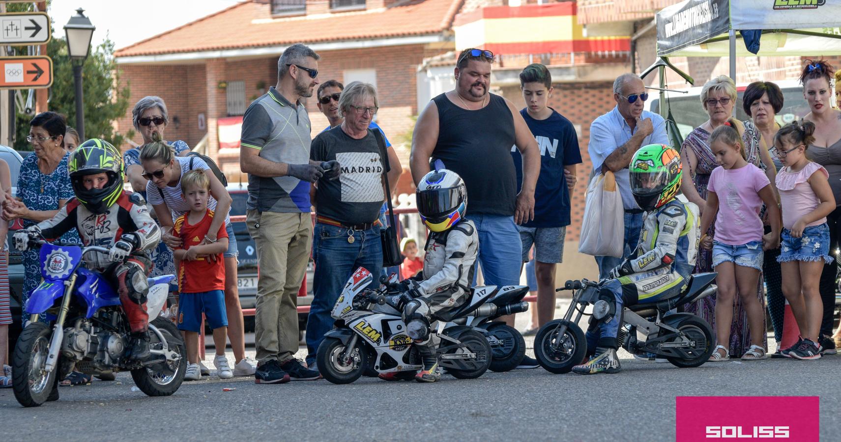 Exhibición del moto club Dara con los más pequeños de Pantoja