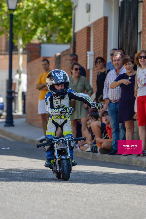 Exhibición del moto club Dara con los más pequeños de Pantoja