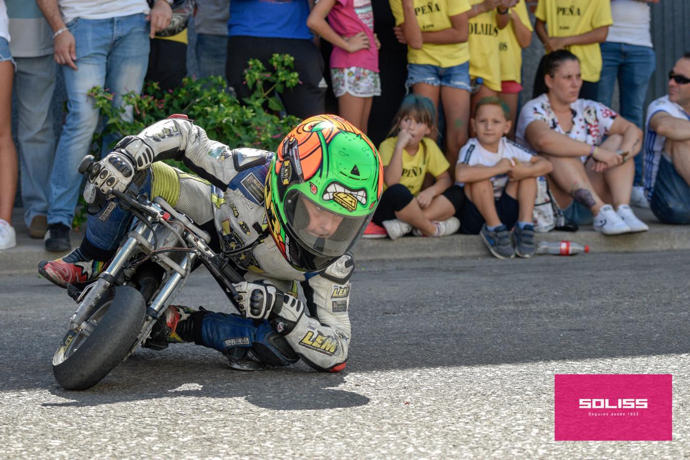 Exhibición del moto club Dara con los más pequeños de Pantoja