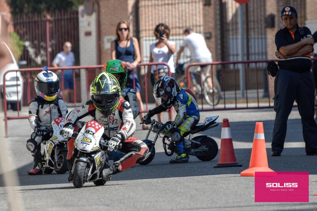 Exhibición del moto club Dara con los más pequeños de Pantoja