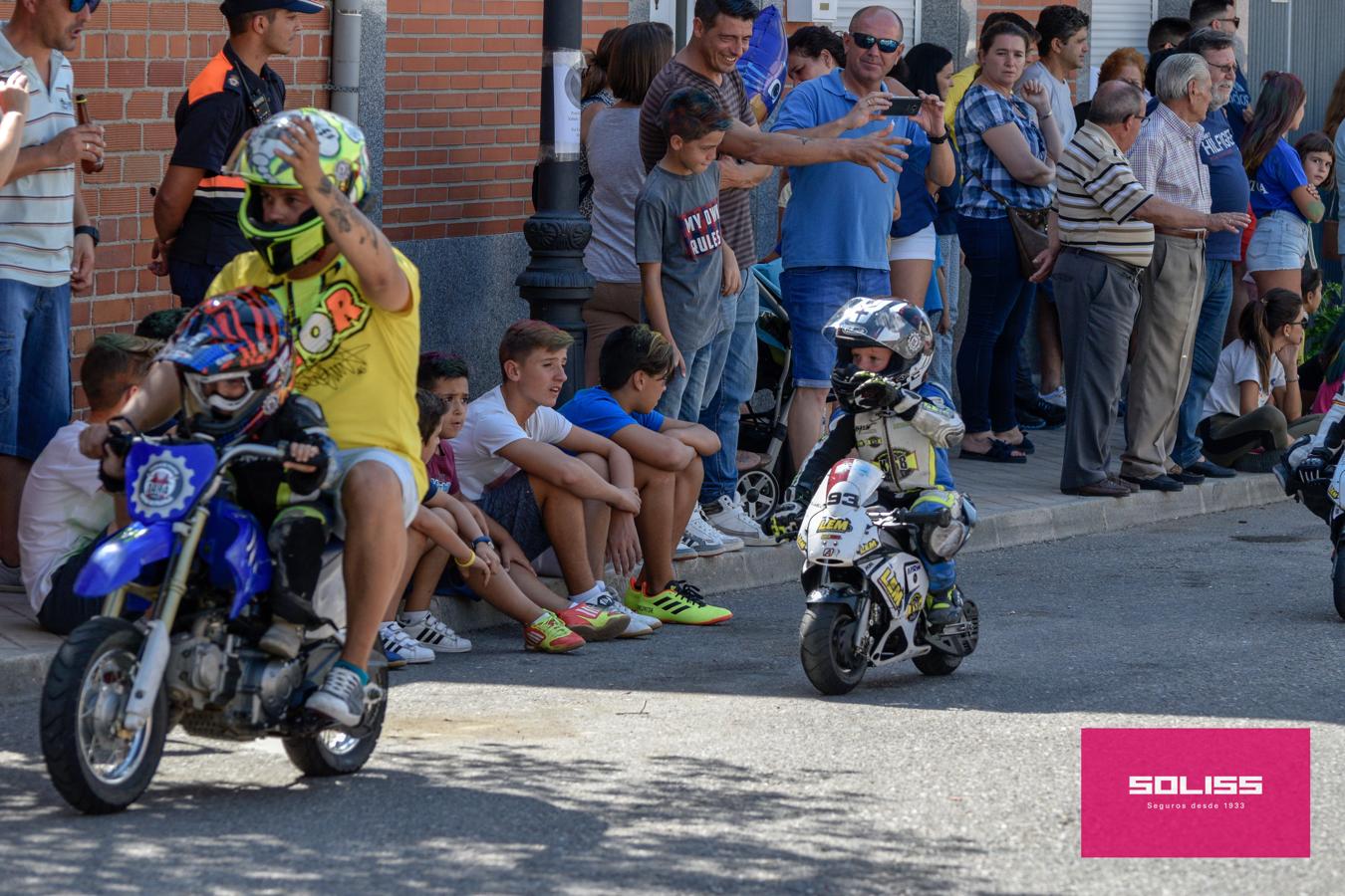 Exhibición del moto club Dara con los más pequeños de Pantoja