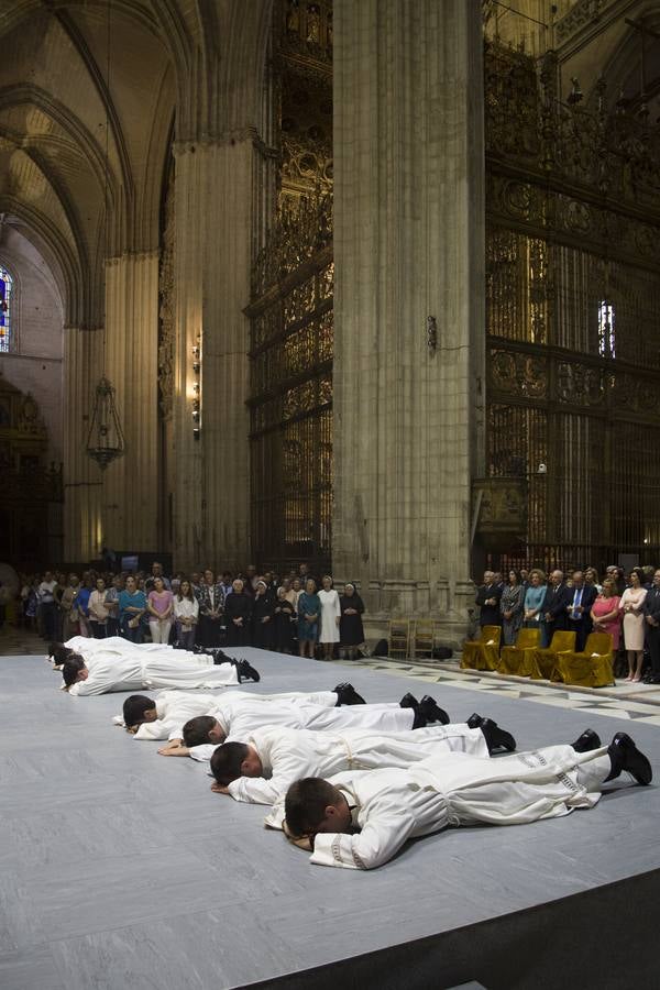 La ordenación de nuevos diáconos en la Catedral de Sevilla, en imágenes