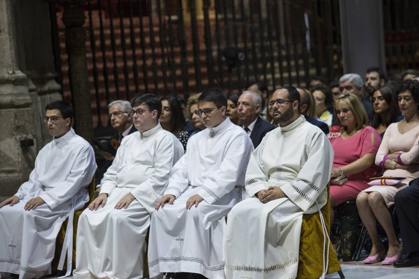 La ordenación de nuevos diáconos en la Catedral de Sevilla, en imágenes