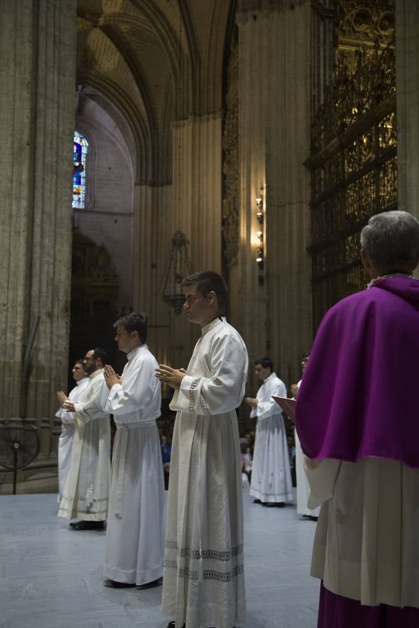 La ordenación de nuevos diáconos en la Catedral de Sevilla, en imágenes