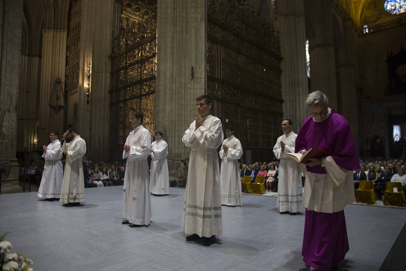 La ordenación de nuevos diáconos en la Catedral de Sevilla, en imágenes