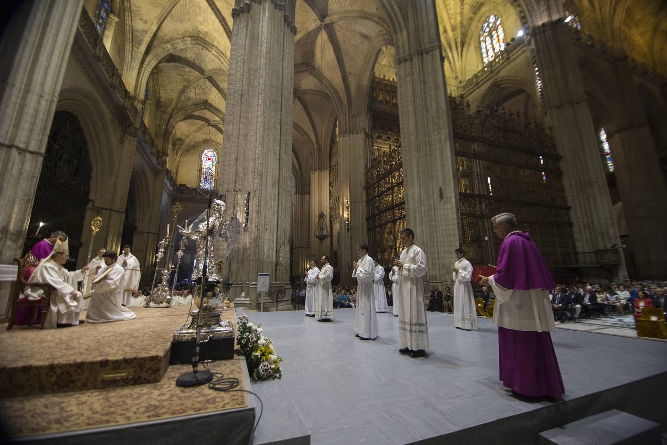 La ordenación de nuevos diáconos en la Catedral de Sevilla, en imágenes