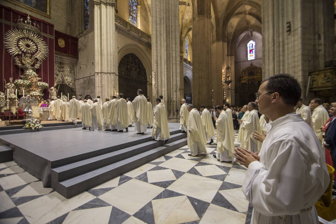 La ordenación de nuevos diáconos en la Catedral de Sevilla, en imágenes