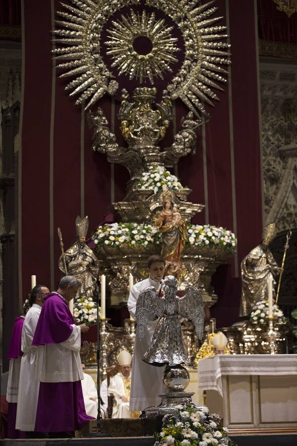 La ordenación de nuevos diáconos en la Catedral de Sevilla, en imágenes