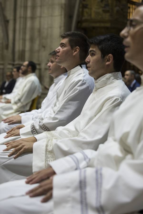 La ordenación de nuevos diáconos en la Catedral de Sevilla, en imágenes