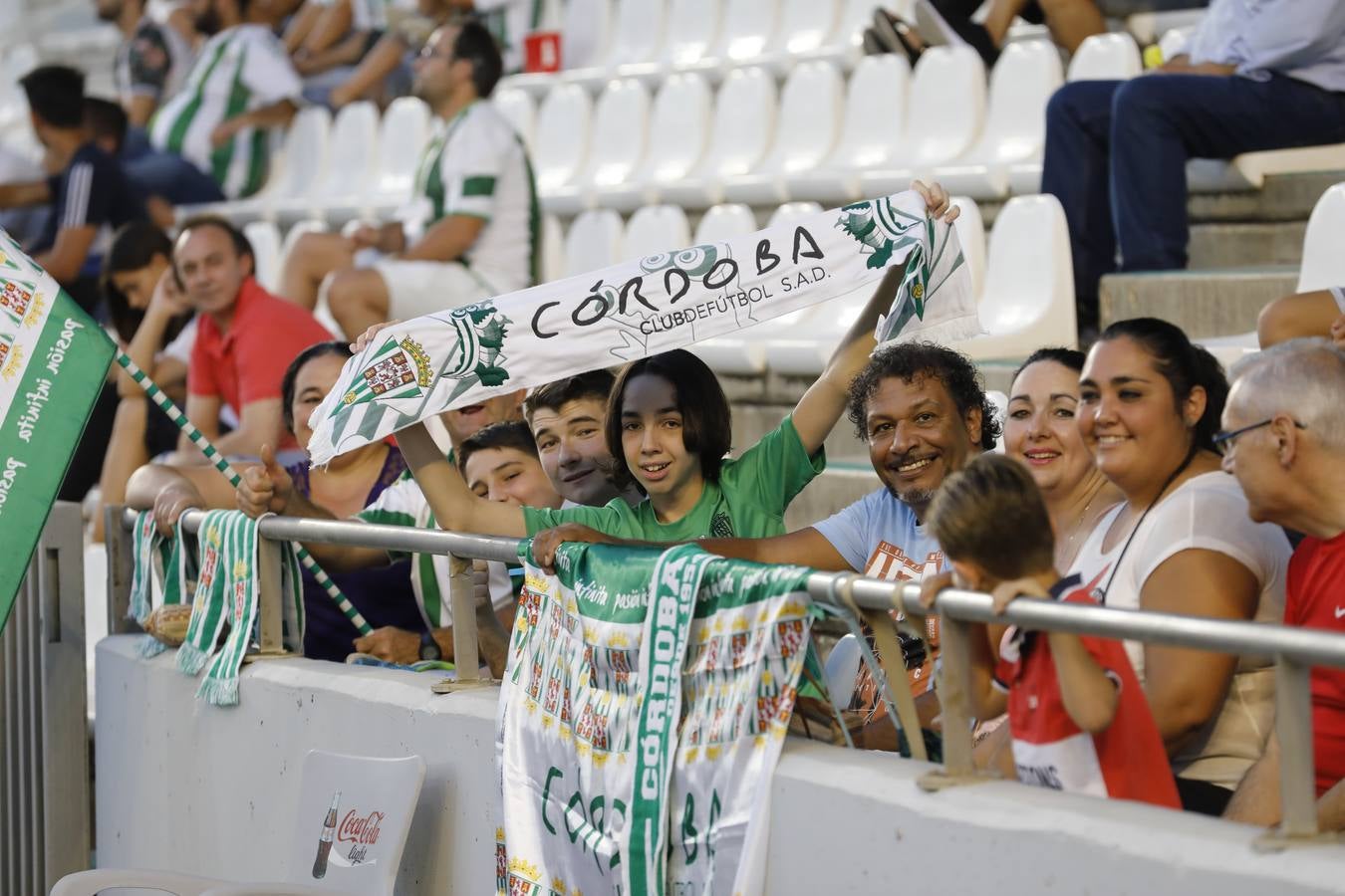 La grada del Córdoba-Tenerife, en imágenes