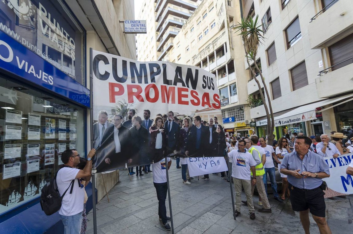 Los vecinos de Huelva se manifiestan para pedir arena para sus playas