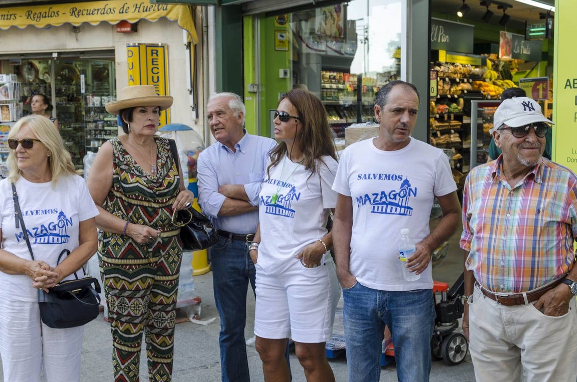 Los vecinos de Huelva se manifiestan para pedir arena para sus playas