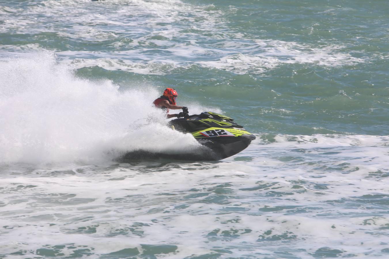 (FOTOS) Espectáculo de motos acuáticas en la Bahía de Cádiz