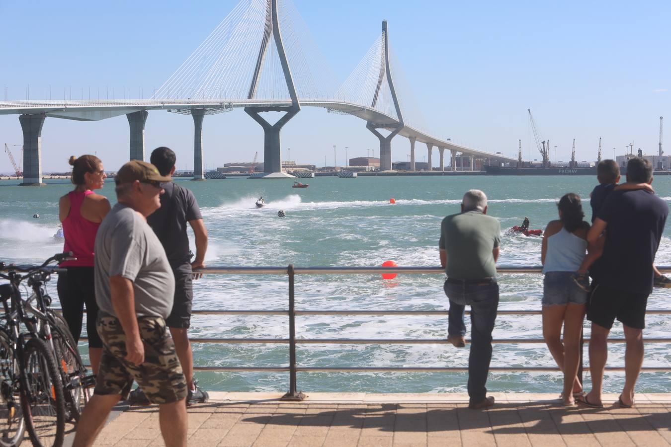 (FOTOS) Espectáculo de motos acuáticas en la Bahía de Cádiz