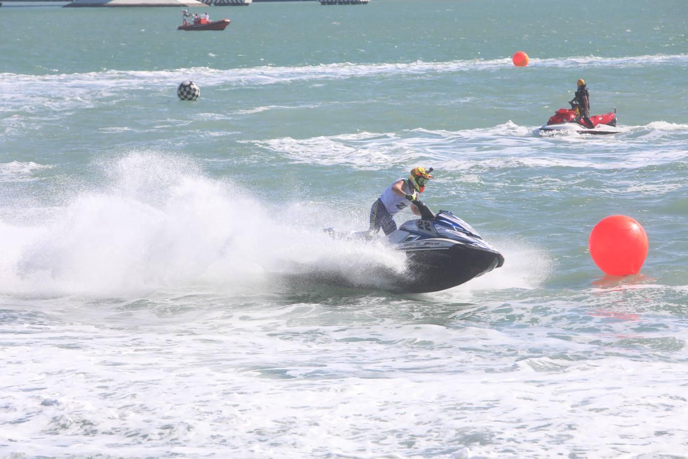 (FOTOS) Espectáculo de motos acuáticas en la Bahía de Cádiz