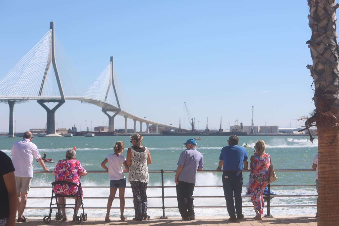 (FOTOS) Espectáculo de motos acuáticas en la Bahía de Cádiz