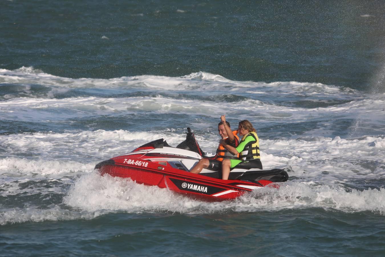 (FOTOS) Espectáculo de motos acuáticas en la Bahía de Cádiz