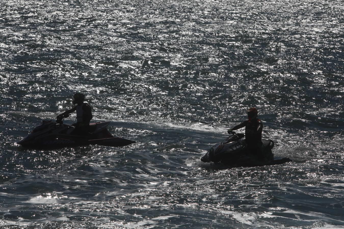 (FOTOS) Espectáculo de motos acuáticas en la Bahía de Cádiz