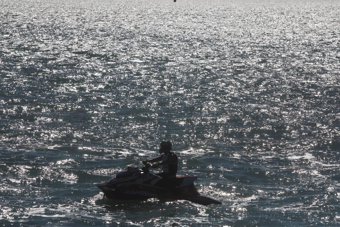 (FOTOS) Espectáculo de motos acuáticas en la Bahía de Cádiz