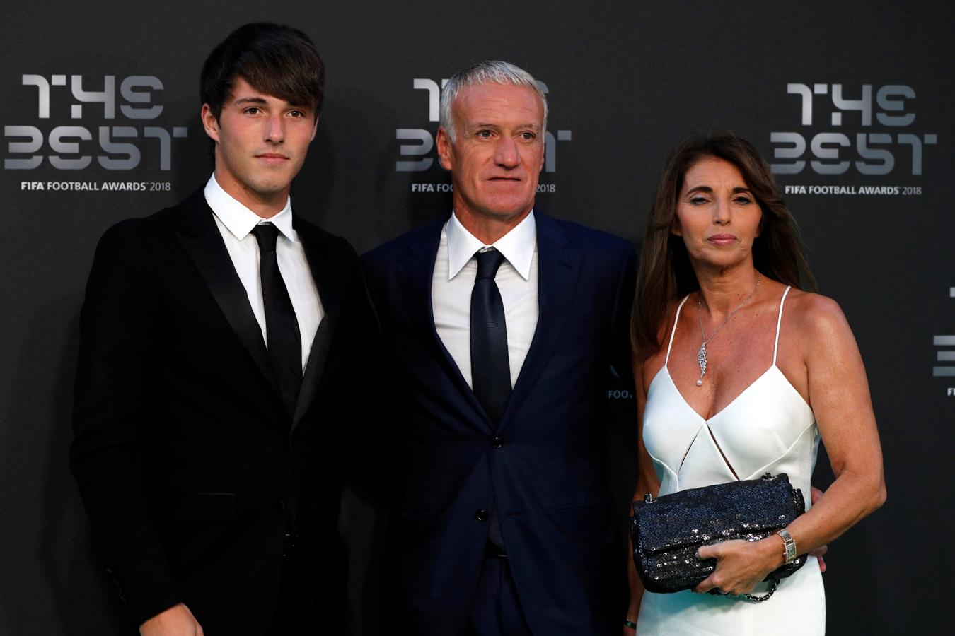 Didier Deschamps, junto a su esposa e hijo. 