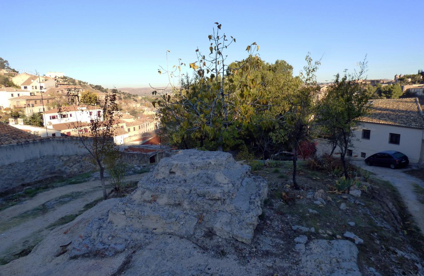 Antiguo cimiento del Humilladero retirado, en 1976, del Cerro de la Cruz. Foto RAFAEL DEL CERRO. 