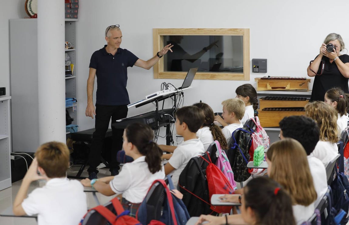 En imágenes, la visita del embajador del Reino Unido al Colegio Británico de Córdoba