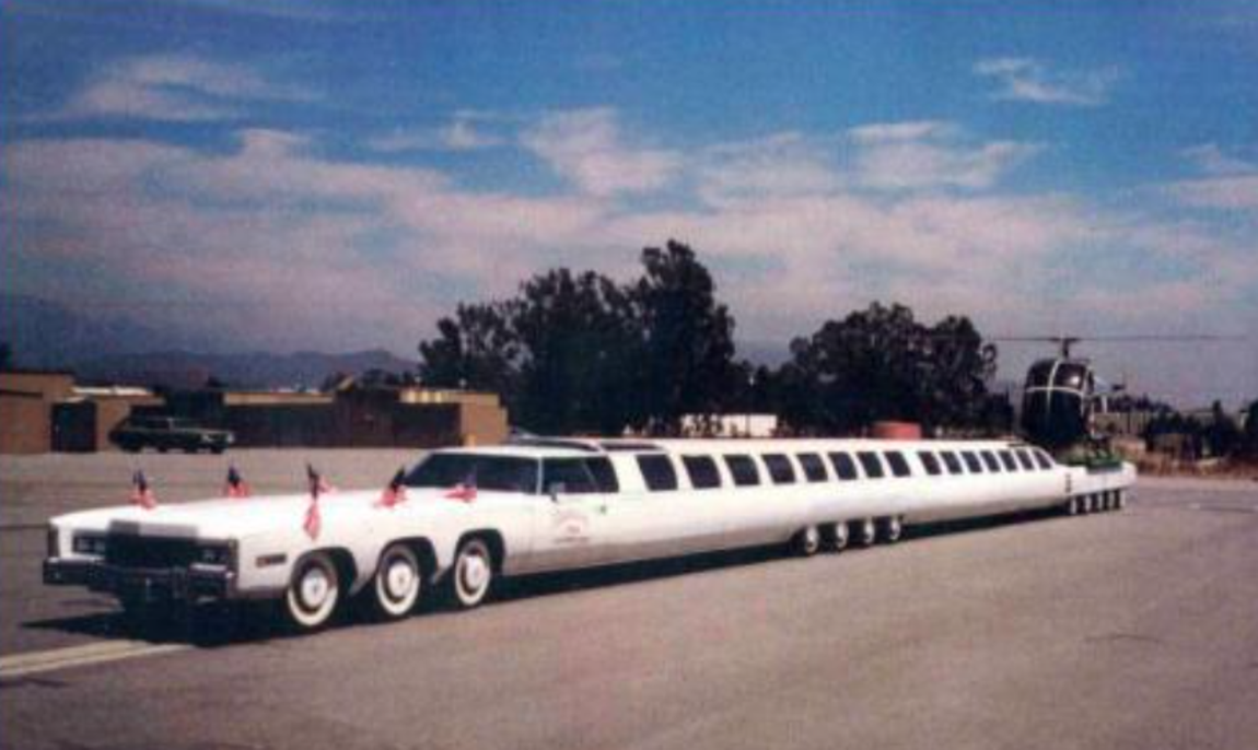 The American Dream. En 1989, esta impresionante limusina blanca entró en el libro Guinness de los records como la más larga del mundo. La avalaban, ni más ni menos, que 30,48 metros, montados sobre la base de un Cadillac Eldorado de la década de los años 70. En el interior, todo tipo de lujos que le valieron el nombre de «El sueño americano» (The American dream, en inglés).El vehículo, obra del coleccionista y fabricante Jay Ohrberg, tiene 26 ruedas y un peso de unas 10 toneladas, lo que no la convierten en el modelo con mejor rendimiento, pese a sus dos motores V8