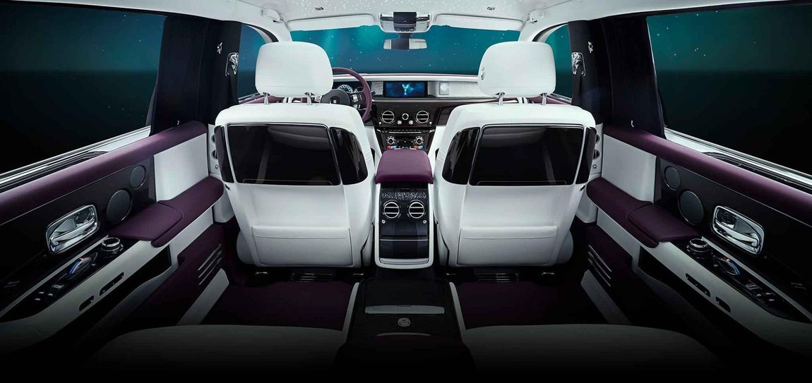 Rolls-Royce Phantom Extended Wheelbase. No en vano, de media, la configuración suele incrementar el precio del vehículo hasta unos 150.000 euros. Un precio que, de base, no es barato y que alcanza hasta los 725.000 euros. En el pasado, algunos modelos han alcanzado precios desorbitados, como el que adquirió el sultán de Brunei. Obra de la empresa Jankel, incorporaba oro macizo y su precio asciende a 14 millones de euros, lo que hace que se considere la limusina más cara del mundo