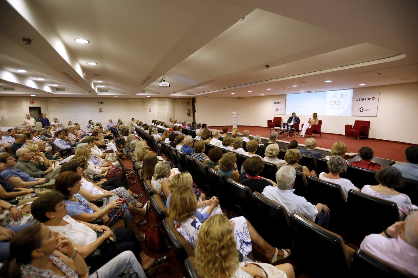 La presencia de María Dueñas en el Foro Cultural de ABC, en imágenes