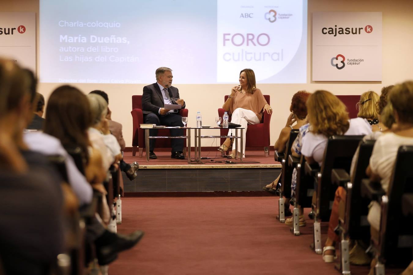 La presencia de María Dueñas en el Foro Cultural de ABC, en imágenes