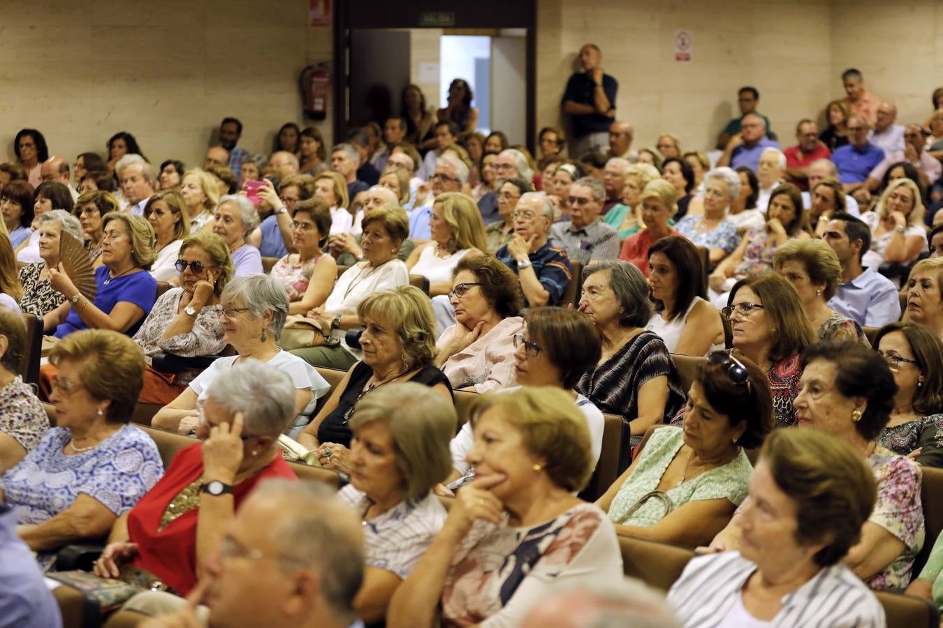 La presencia de María Dueñas en el Foro Cultural de ABC, en imágenes