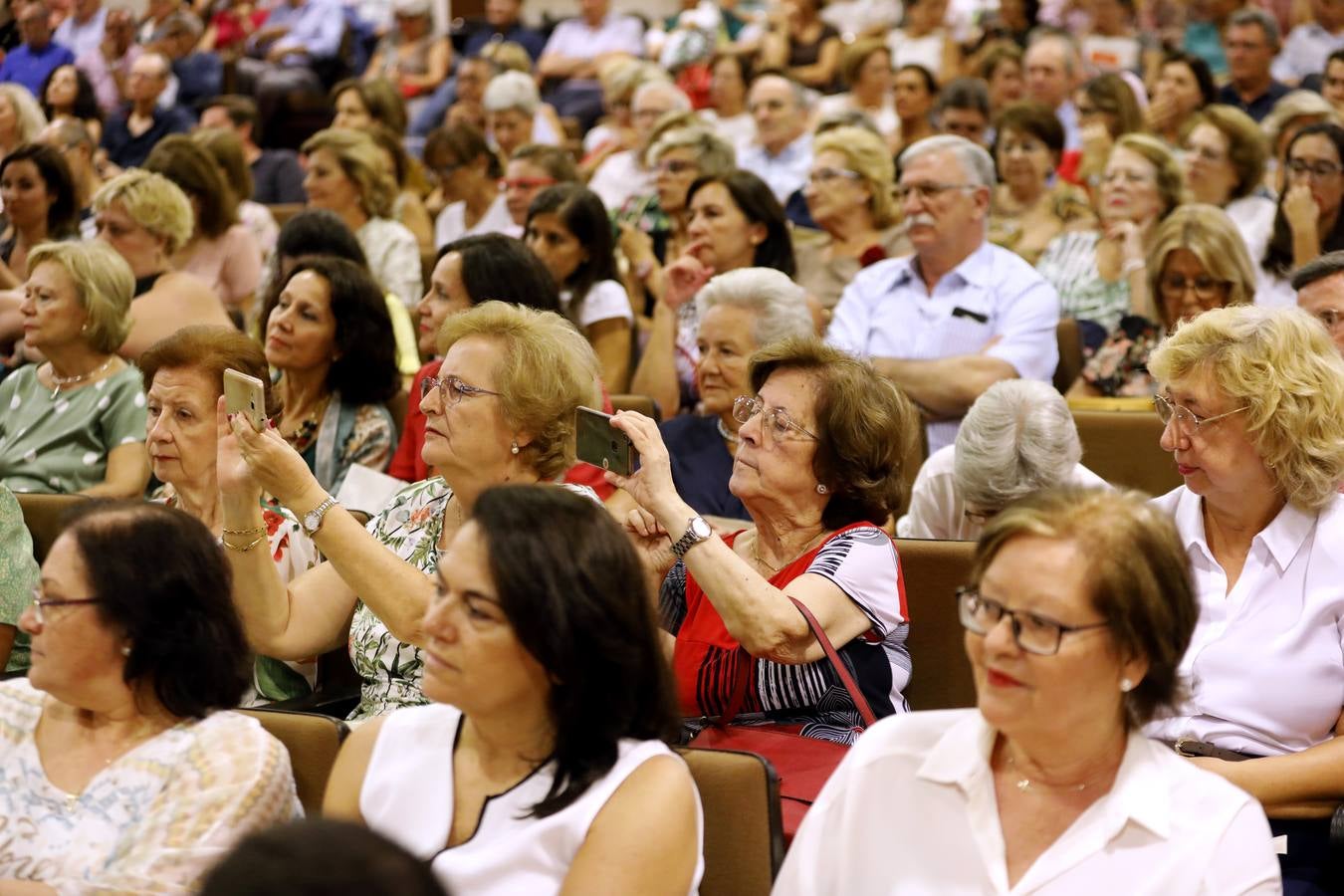 La presencia de María Dueñas en el Foro Cultural de ABC, en imágenes