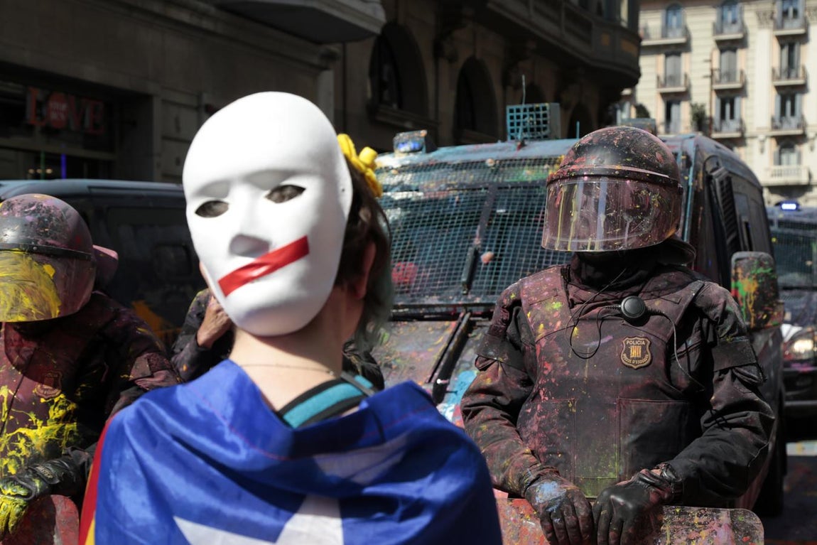 Los Mossos cargan contra los independentistas al término de manifestación de Jusapol
