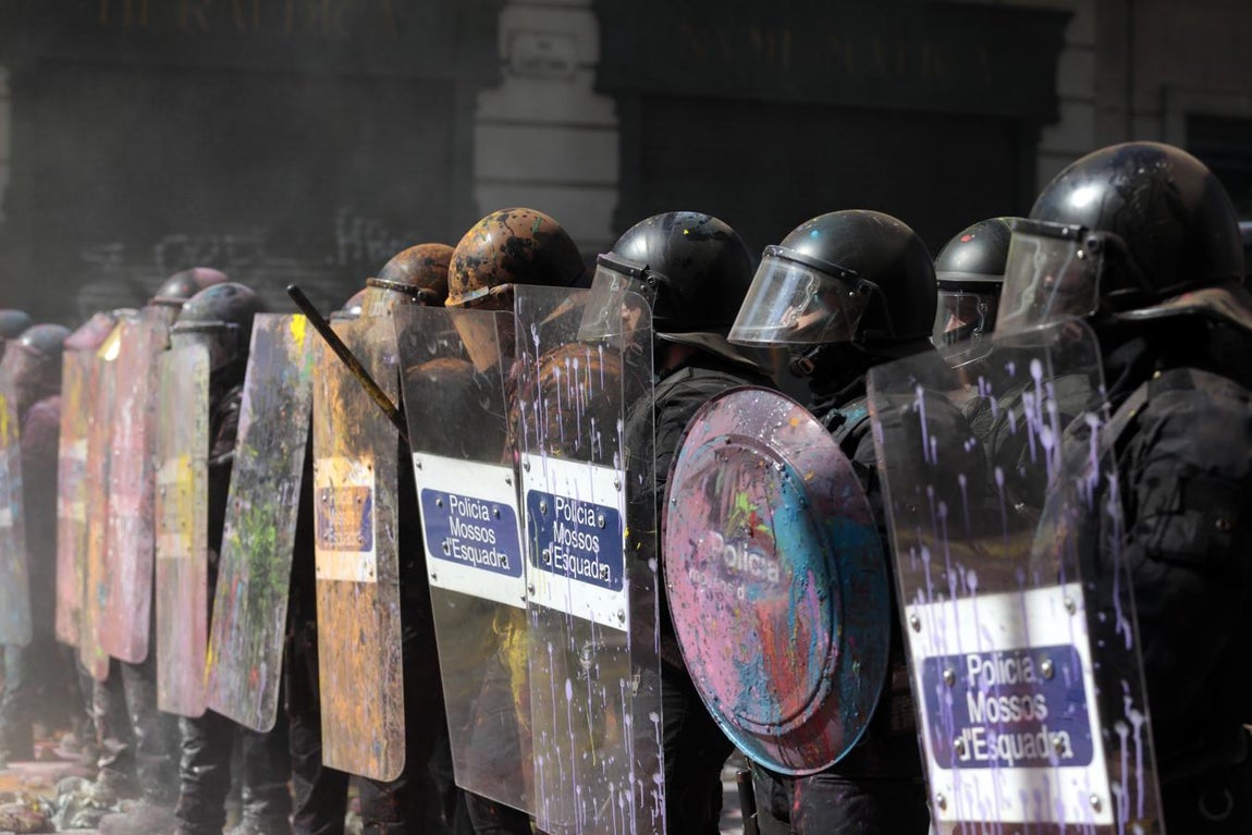 Los Mossos cargan contra los independentistas al término de manifestación de Jusapol
