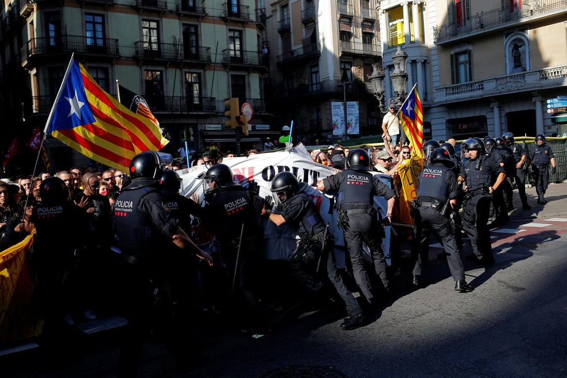 Los Mossos cargan contra los independentistas al término de manifestación de Jusapol