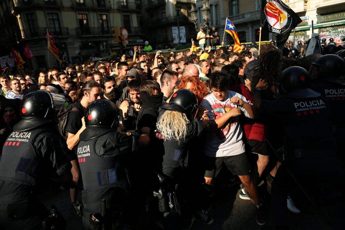 Los Mossos cargan contra los independentistas al término de manifestación de Jusapol