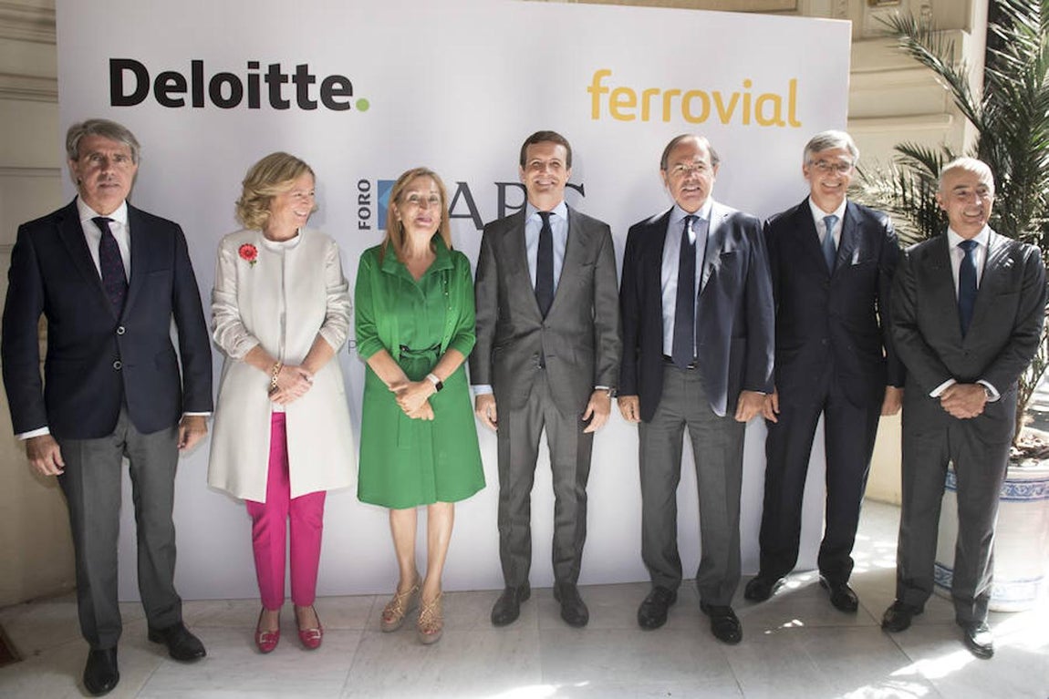 De izquierda a derecha: el presidente de la Comunidad de Madrid, Ángel Garrido; la presidenta-editora de ABC, Catalina Luca de Tena; la presidenta del Congreso, Ana Pastor; el líder del PP, Pablo Casado; el presidente del Senado, Pío García Escudero; el presidente de Deloitte, Fernando Ruiz; y el presidente de Ferrovial, Rafael del Pino, en el Foro ABC-Deloitte.. 