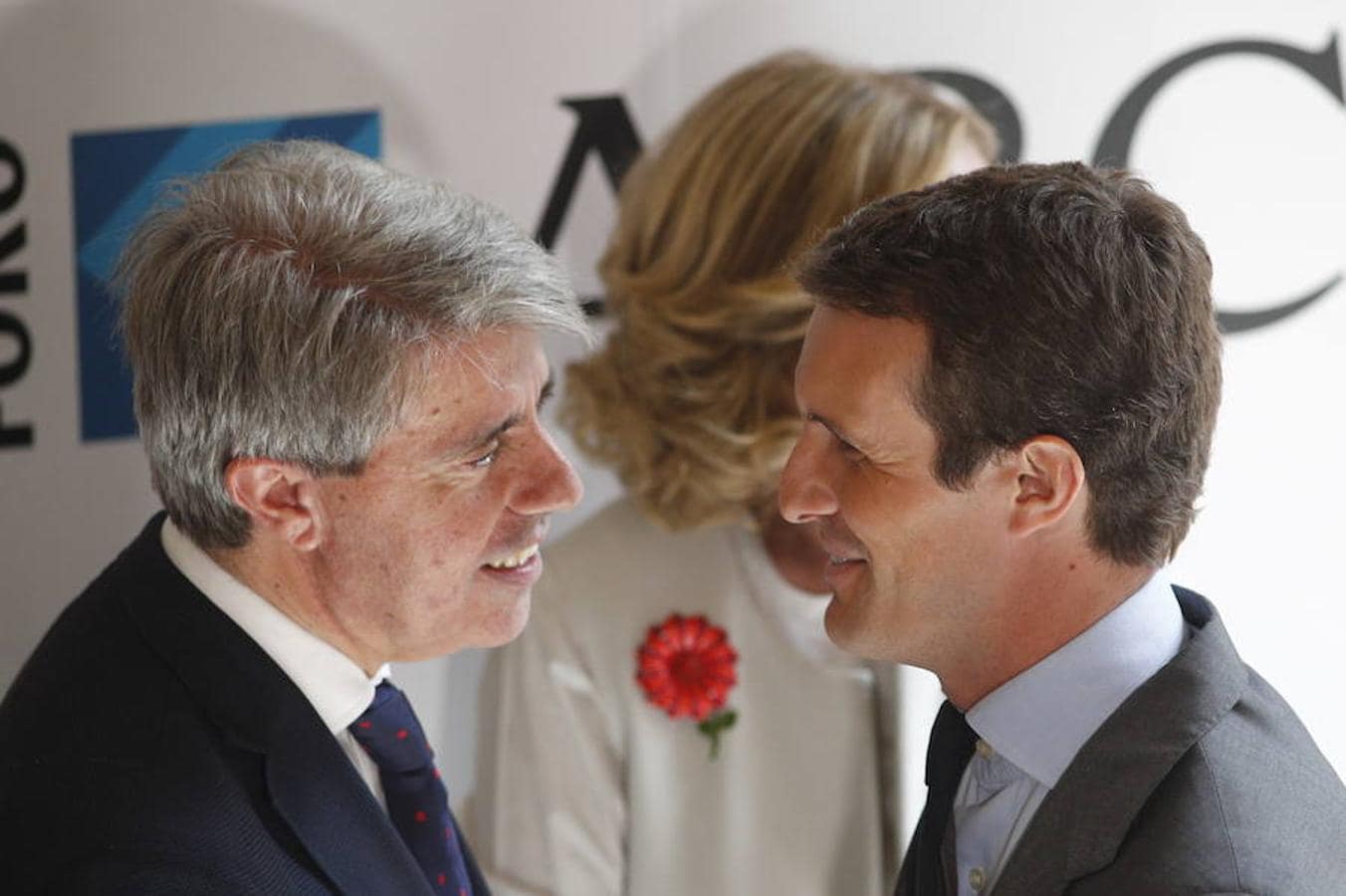 El presidente de la Comunidad de Madrid, Ángel Garrido (a la izquierda), y el presidente del PP, Pablo Casado (a la derecha), se saludan antes del comienzo del Foro ABC-Deloitte.. 