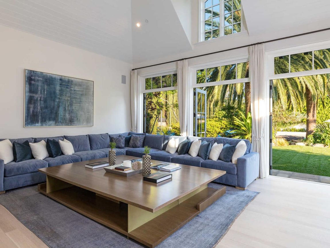 Luz. La mansión fue diseñada para sacar el máximo rendimiento al clima privilegiado del lugar: tiene muchas zonas abobedadas, acristaladas y enormes ventanales que dividen exterior e interior