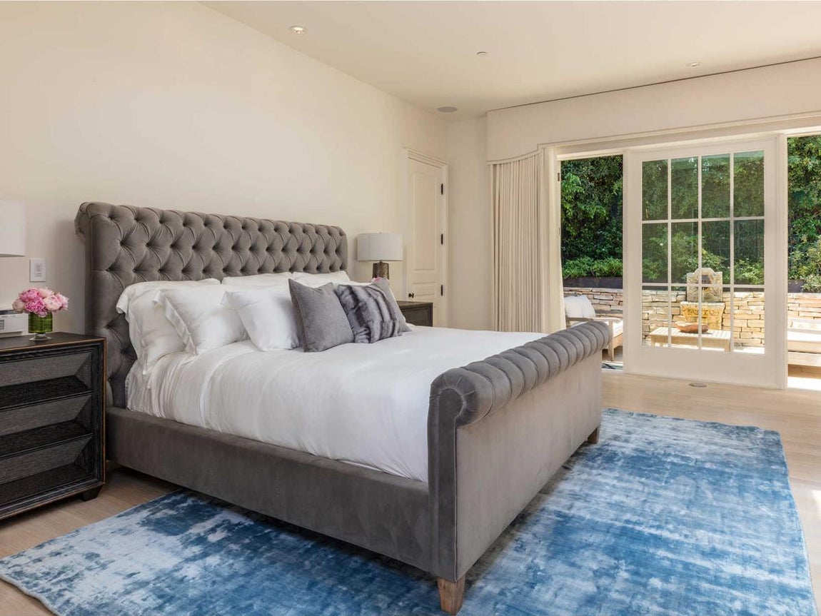 Dormitorios. Todos los dormitorios comunican con el exterior y tienen mobiliario al aire libre