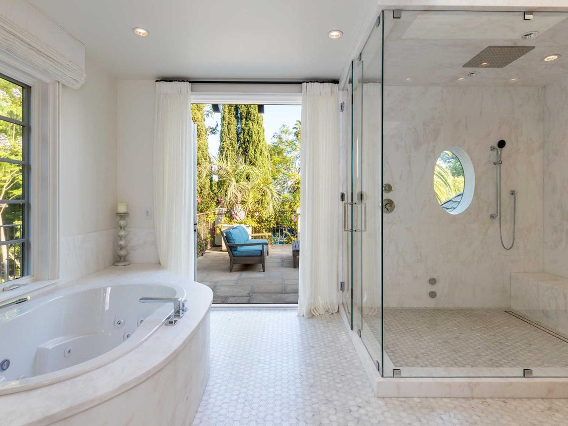 Cuarto de baño. El cuarto de baño principal tiene una enorme terraza privada, jacuzzi y ducha tipo spa y sauna