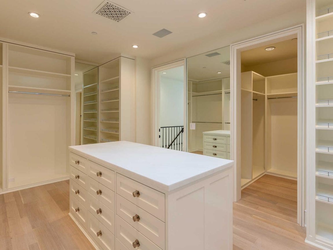 Vestidor. Los vestidores de la habitación principal tienen dos departamentos, para él y para ella. Los armarios son enormes para permitir una perfecta organización