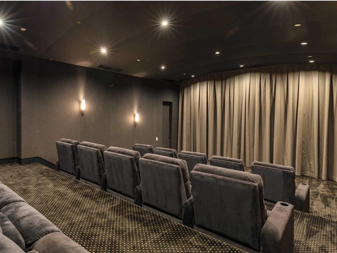 Cine y teatro. Tiene capacidad para 15 personas y sonido envolvente conectado a otras cuatro áreas de televisión