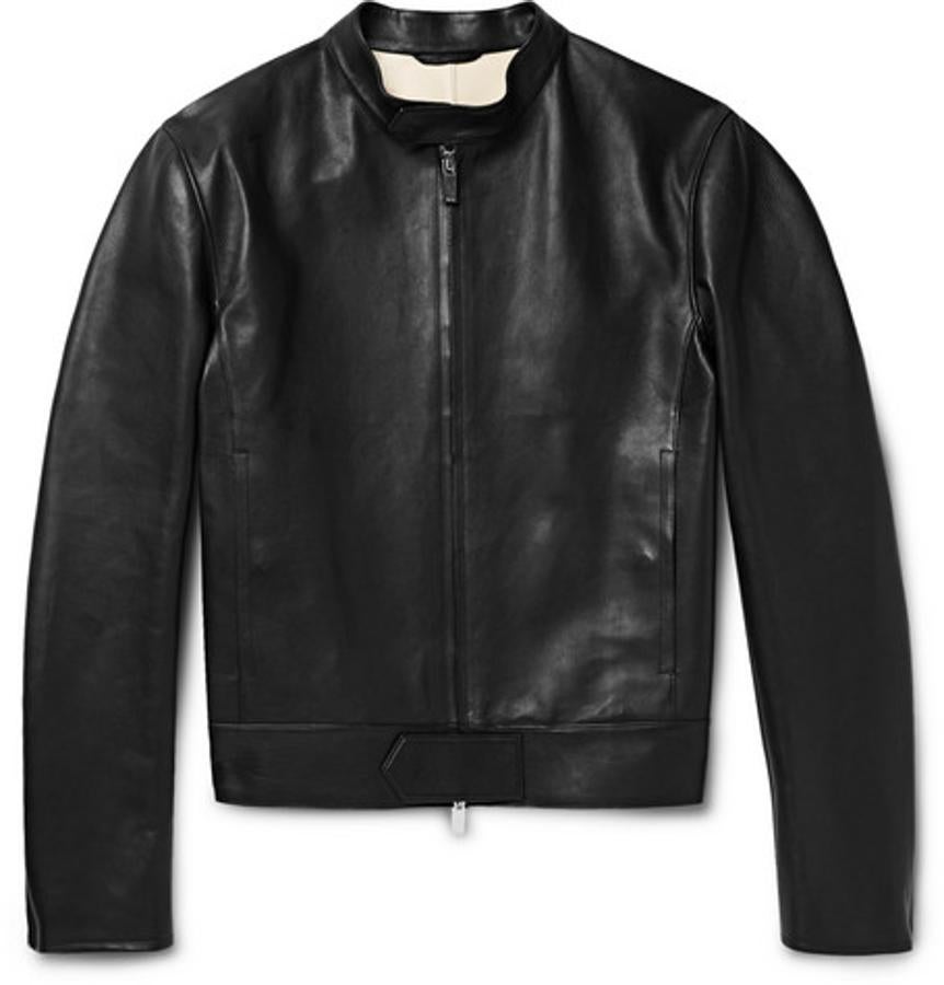 Chaqueta de cuero, de Berluti. La elegante interpretación minimalista de la biker de la firma italiana Berluti no incluye forro en su interior para que la chaqueta vaya adquiriendo su forma propia con el paso del tiempo y el uso. Precio: 5900 euros.