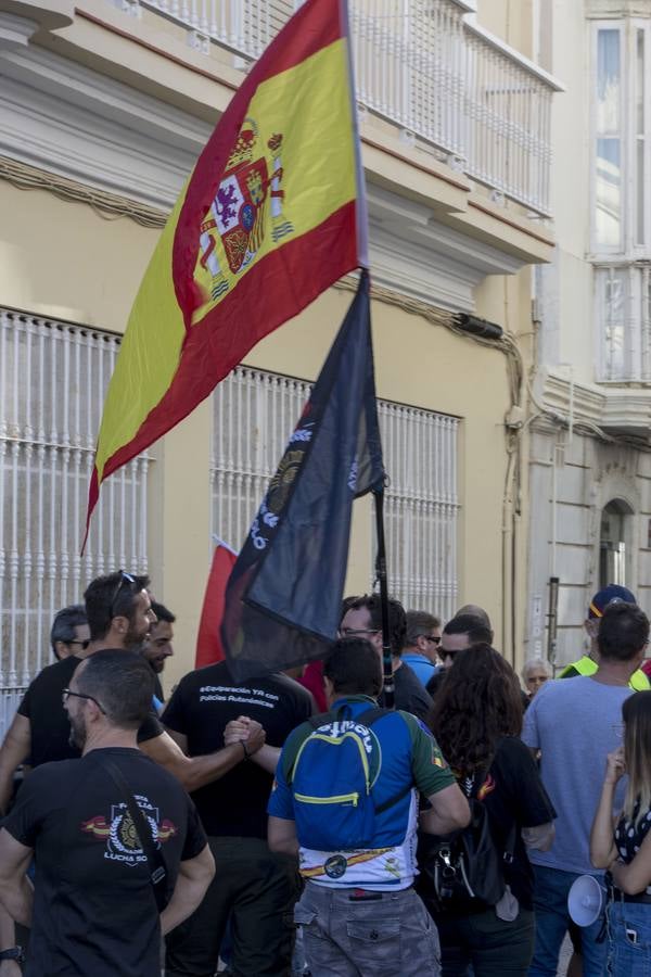 Fotos: Policías y guardias civiles se manifiestan ante la sede del PSOE en Cádiz