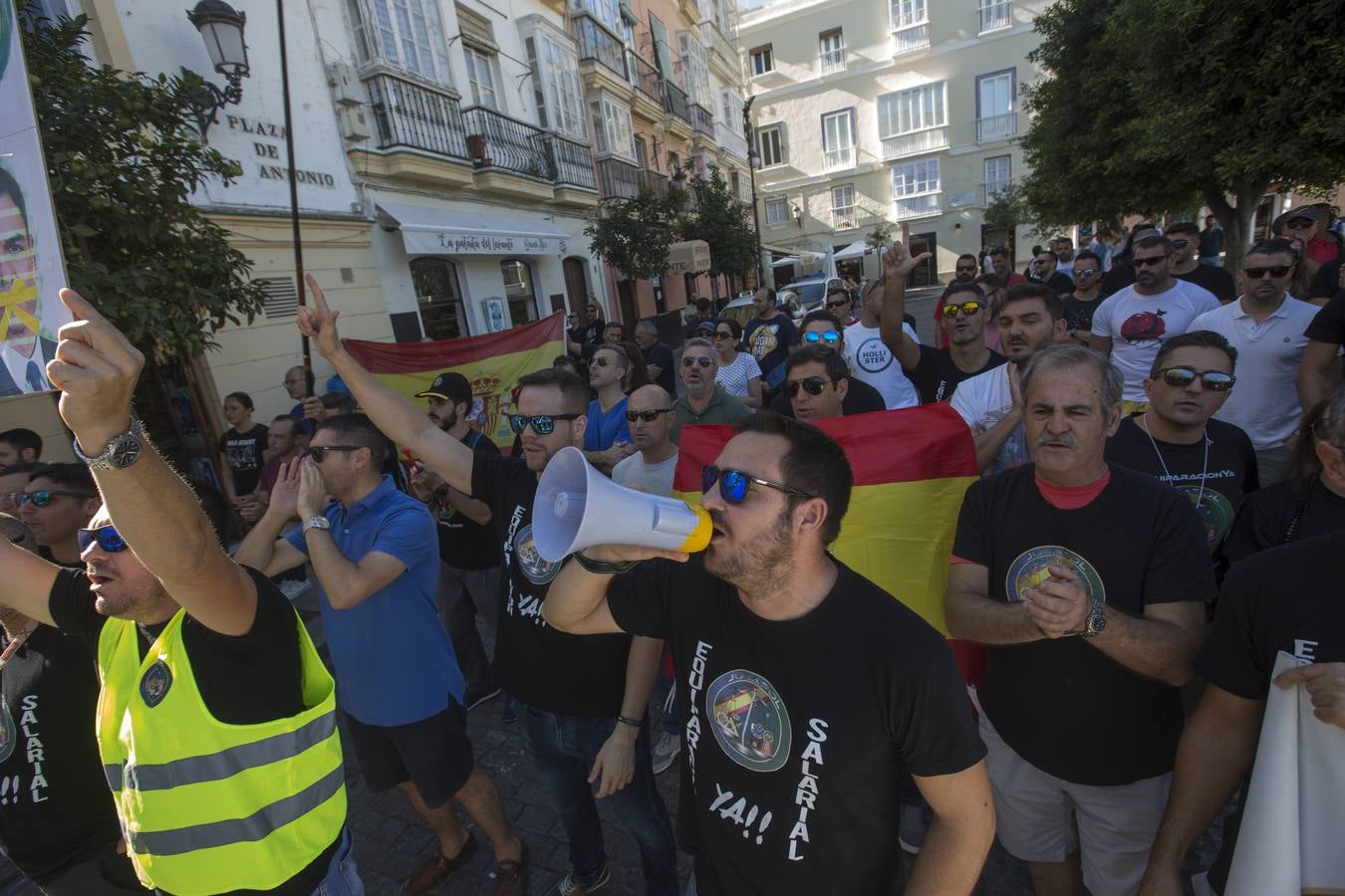 Fotos: Policías y guardias civiles se manifiestan ante la sede del PSOE en Cádiz