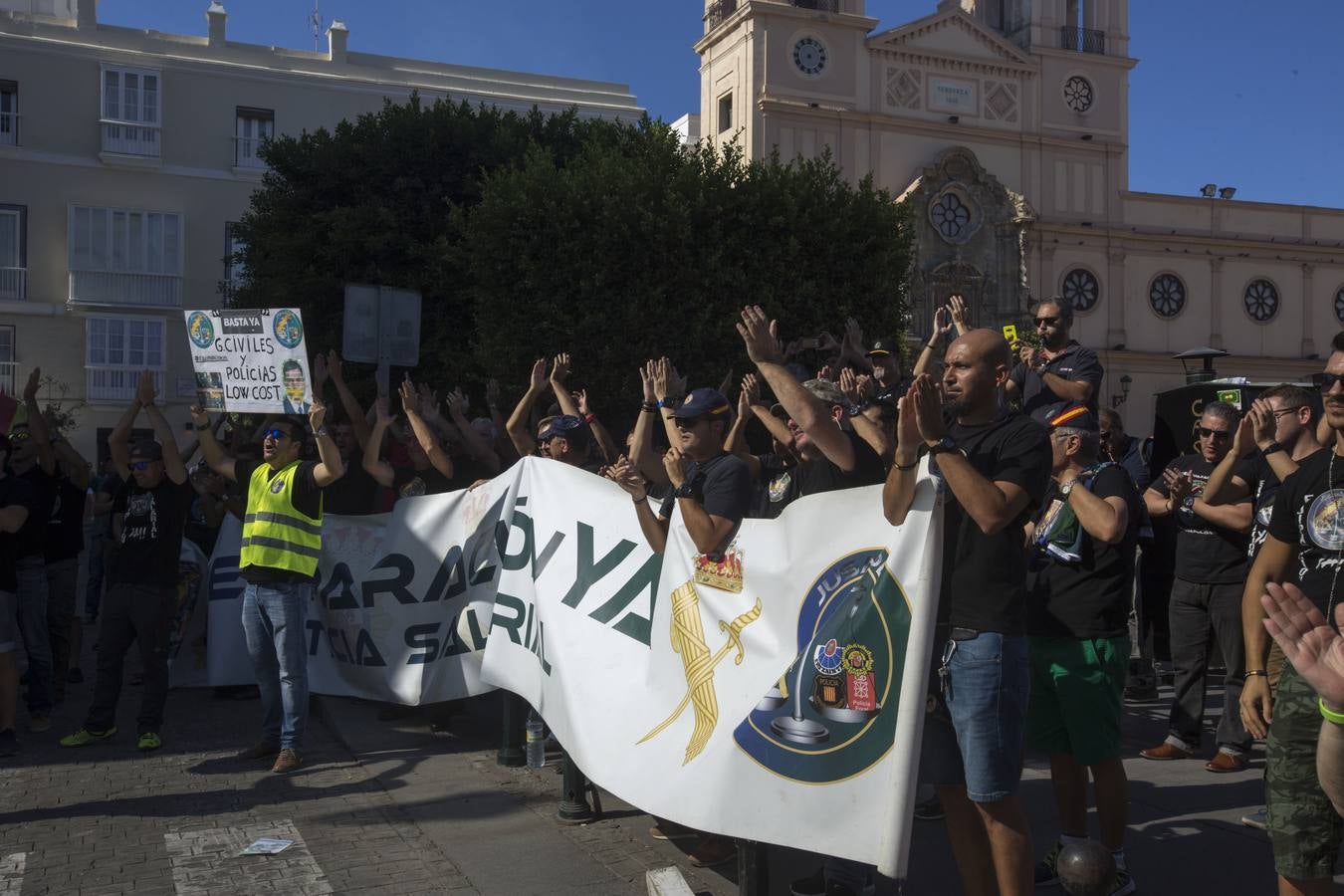 Fotos: Policías y guardias civiles se manifiestan ante la sede del PSOE en Cádiz