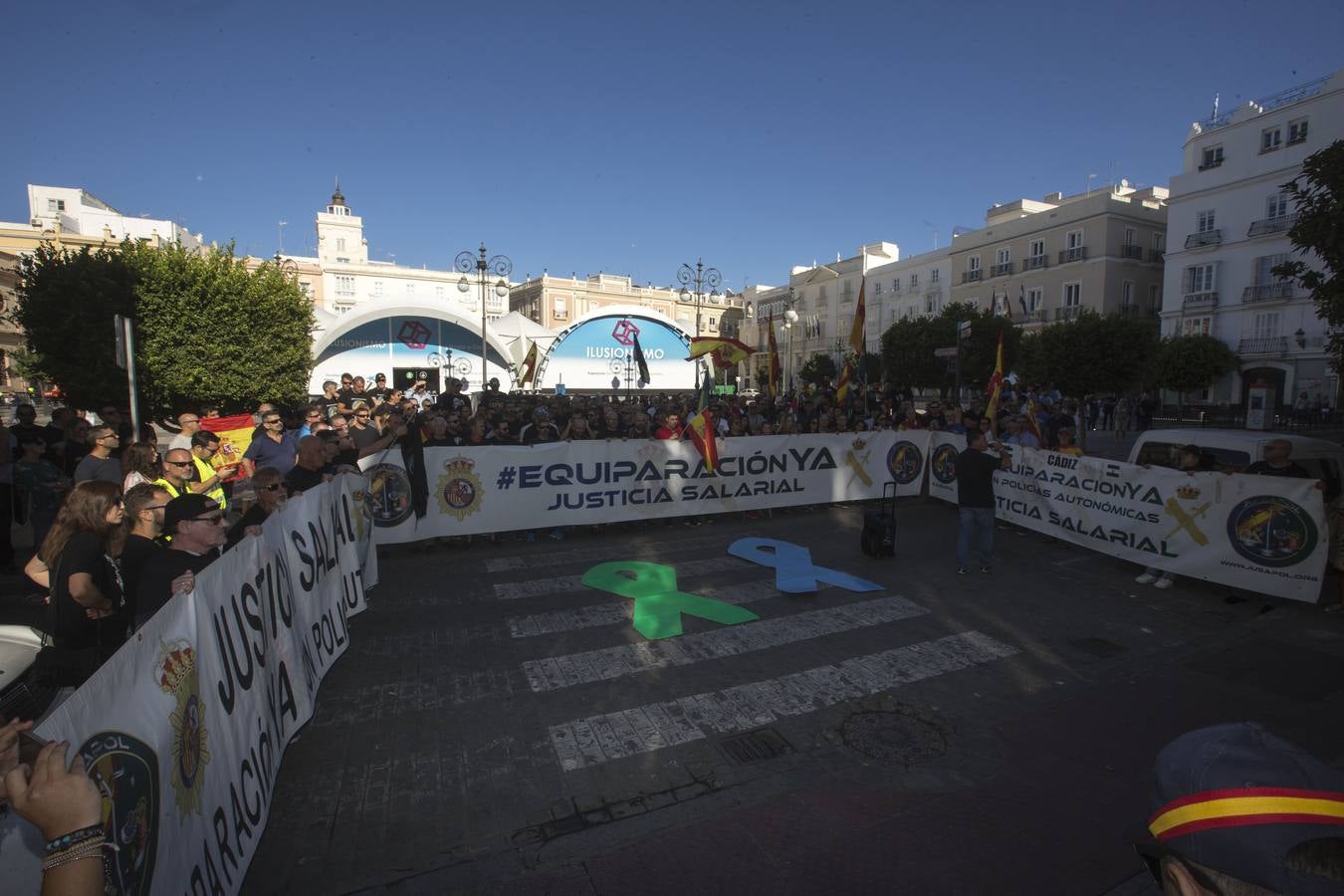 Fotos: Policías y guardias civiles se manifiestan ante la sede del PSOE en Cádiz