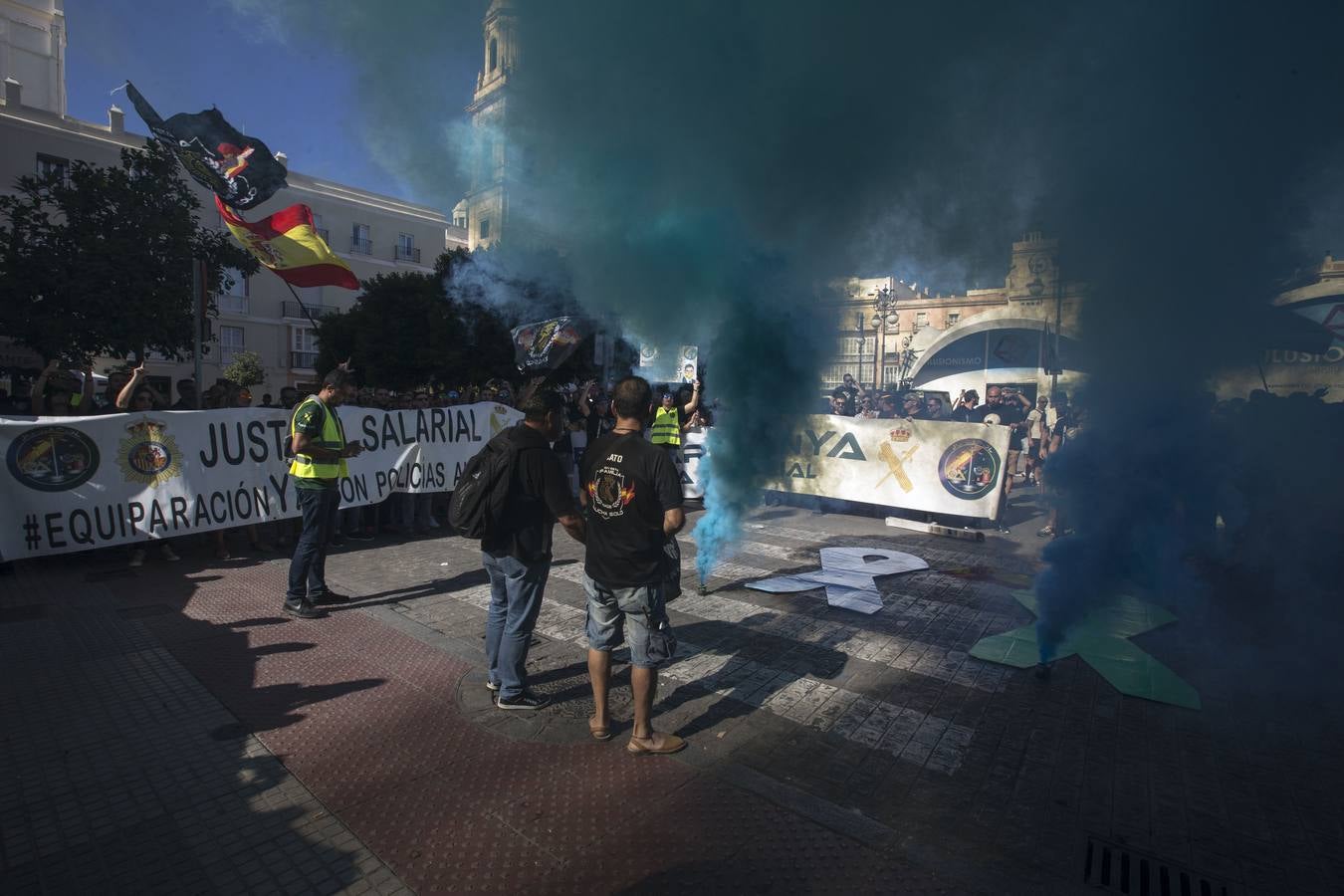 Fotos: Policías y guardias civiles se manifiestan ante la sede del PSOE en Cádiz